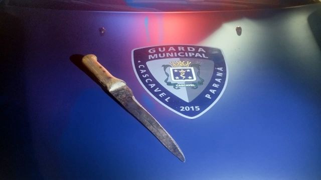 Homem é detido após invadir residência e tentar atacar morador com faca em Cascavel