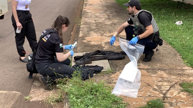 Imagem referente a notícia: Polícia encontra roupas descartadas em boca de lobo e faca usada em homicídio no Bairro Universitário