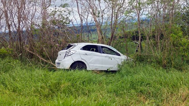 Carro de Cascavel capota na PR-488 e deixa cinco pessoas feridas em Diamante d’Oeste