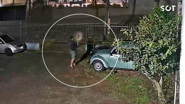 Imagem referente a notícia: Furto é registrado em pátio de empresa no bairro Santo Onofre e ação é flagrada em vídeo