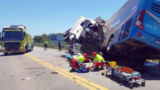 Imagem referente a notícia: Colisão entre carreta e ônibus na BR-116 deixa seis mortos e interdita rodovia em Pelotas