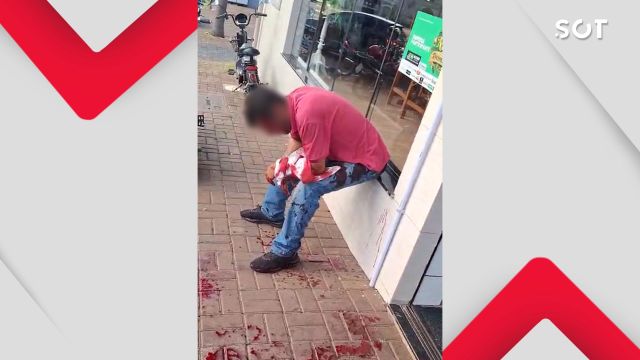 Imagem referente a notícia: Homem fica gravemente ferido por golpe de facão após briga em praça central de Corbélia