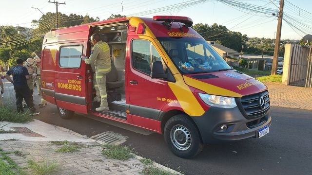 Imagem referente a notícia: Mulher fica ferida em colisão entre triciclo elétrico e carro no Bairro Periolo