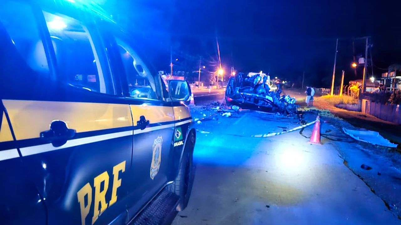 Motorista morre após carro perder controle e bater em caminhão em Ponta Grossa