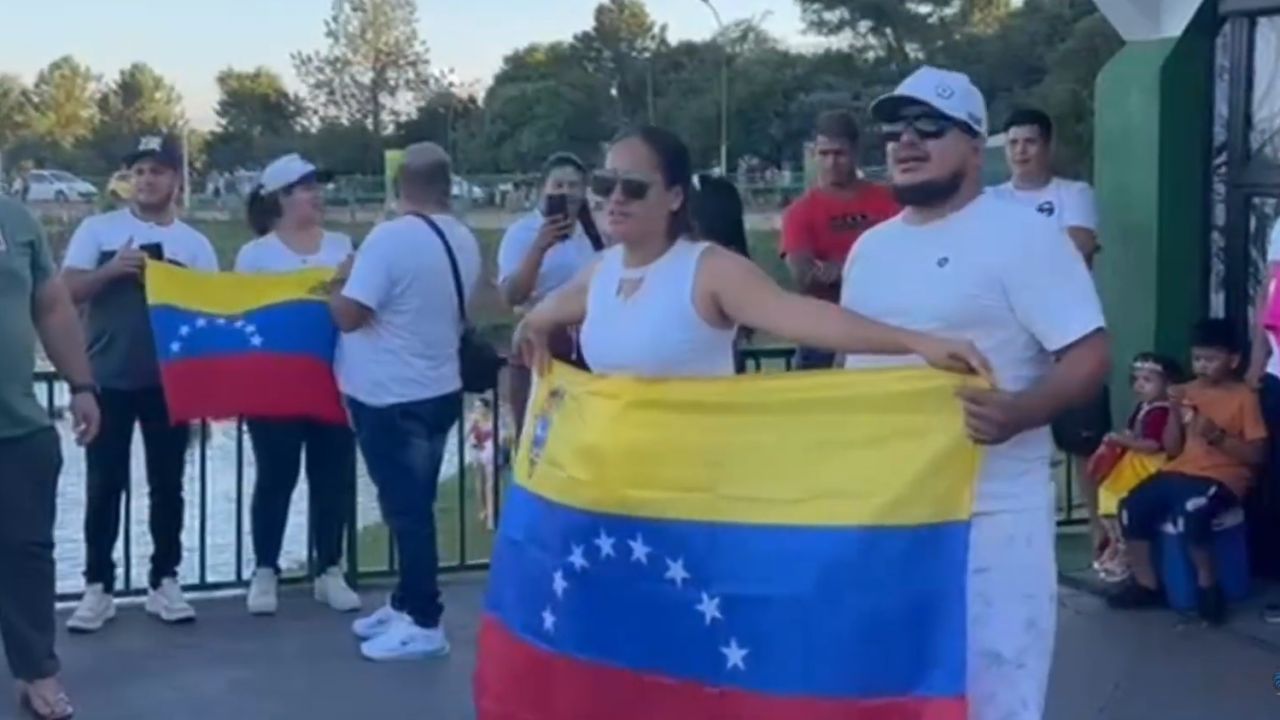 Venezuelanos celebram em Cascavel notícia da prisão de Nicolás Maduro