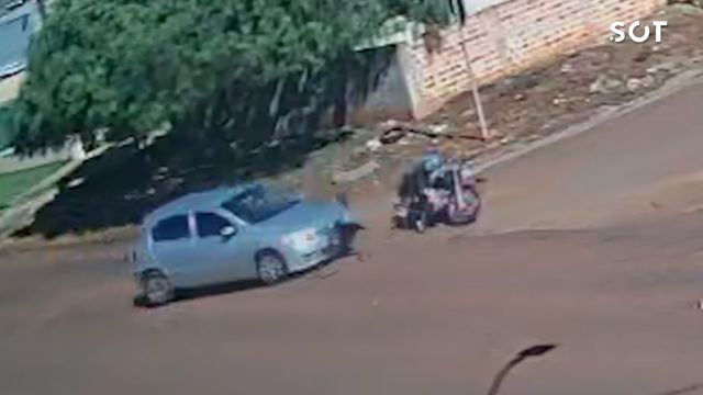 Imagem referente a notícia: Jovem de 19 anos fica ferido em colisão entre carro e moto em Cascavel Velho