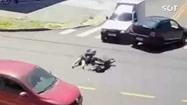 Imagem referente a notícia: Mulher fica gravemente ferida após colisão entre carro e bicicleta elétrica, no bairro Brasmadeira em Cascavel