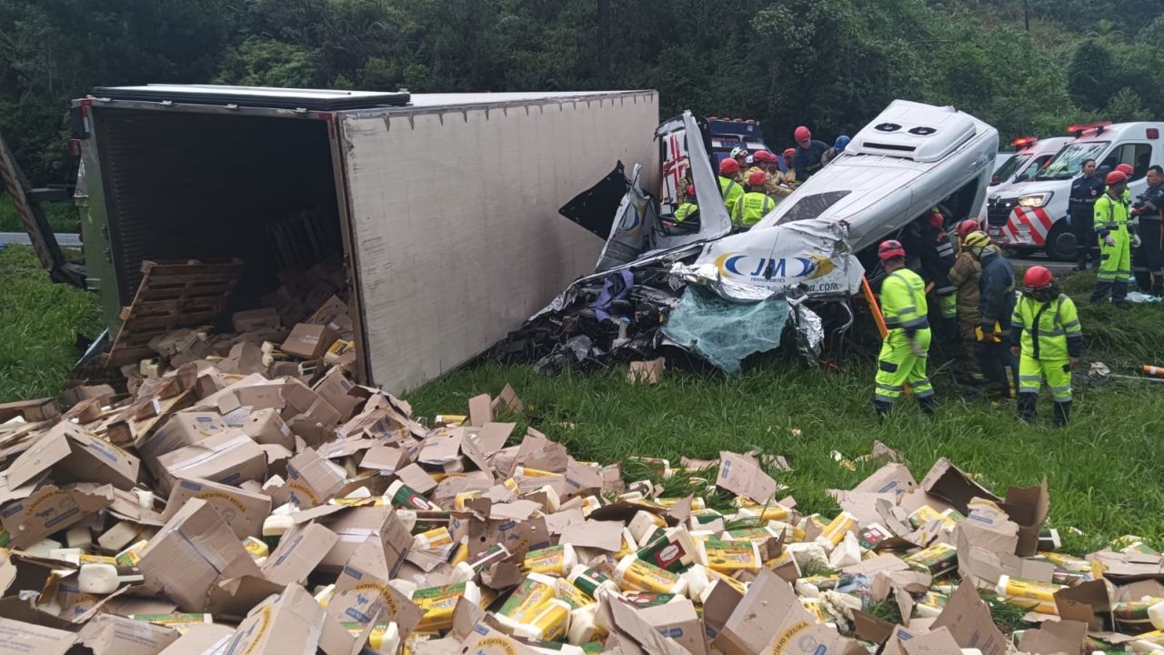 Tentativa de assalto a caminhão termina com seis mortos na BR-116, no Paraná