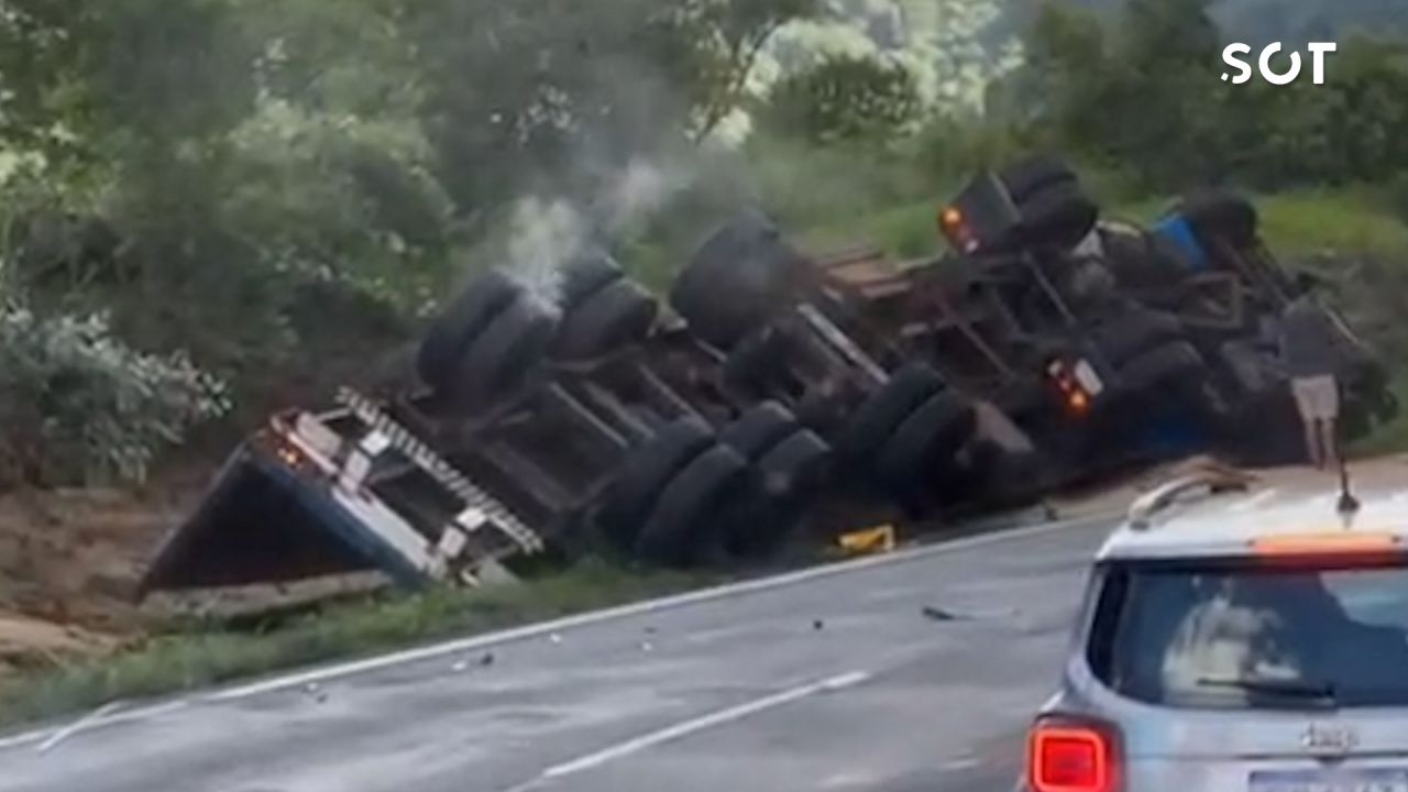 Caminhão com placas paraguaias tomba na BR-277 em Guarapuava e motorista morre