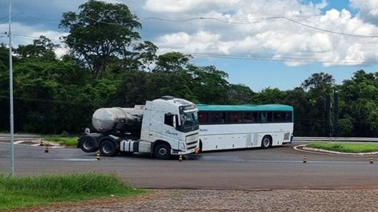 Acidente entre ônibus e caminhão deixa quatro feridos na BR-277, em Céu Azul