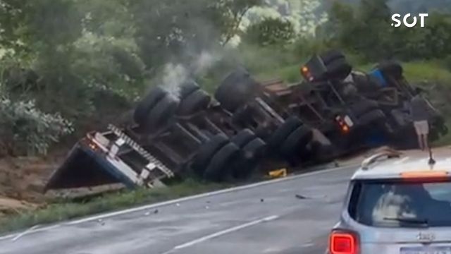 Caminhão com placas paraguaias tomba na BR-277 em Guarapuava e motorista morre