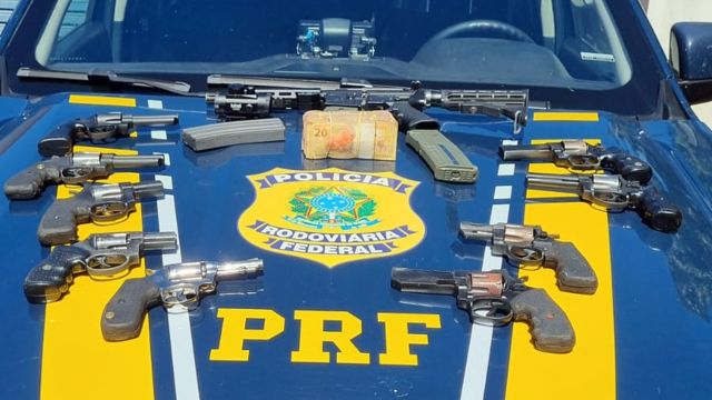 Imagem referente a notícia: PRF apreende fuzil com mira holográfica e revólveres escondidos em carro, no norte do Paraná