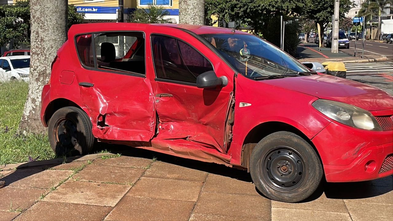 Sandero para em cima da calçada do Teatro Municipal após forte colisão de trânsito no centro de Cascavel