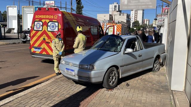 Imagem referente a notícia: Homem de 59 anos morre após grave acidente entre Saveiro e ônibus no Centro de Cascavel
