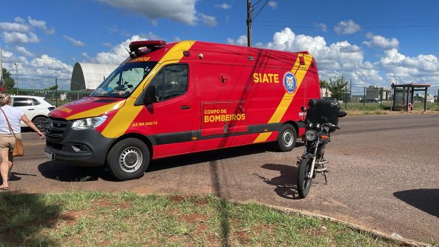 Imagem referente a notícia: Motociclista fica ferida após colisão com carro no Bairro Floresta, em Cascavel