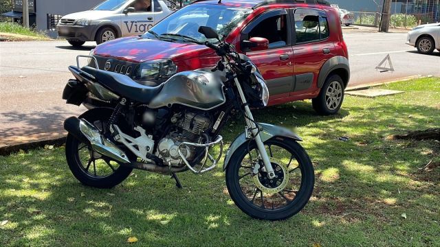 Imagem referente a notícia: Motociclista fica ferido após colisão com carro no Bairro Pacaembu, em Cascavel