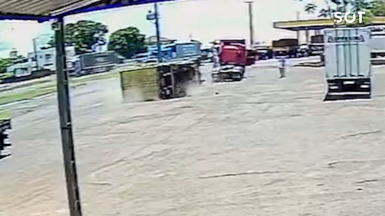Carreta tomba dentro de posto de combustíveis em Santa Tereza do Oeste