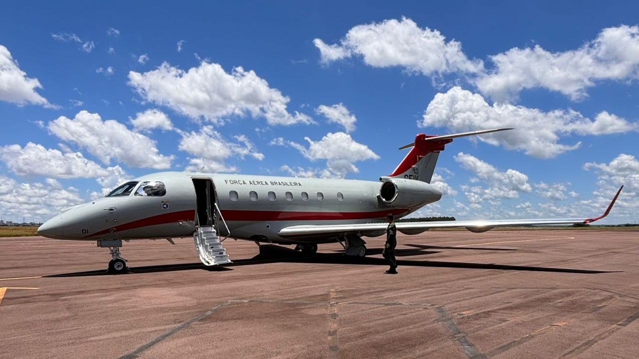 Avião chama atenção com sobrevoos repetidos em Cascavel; entenda o motivo