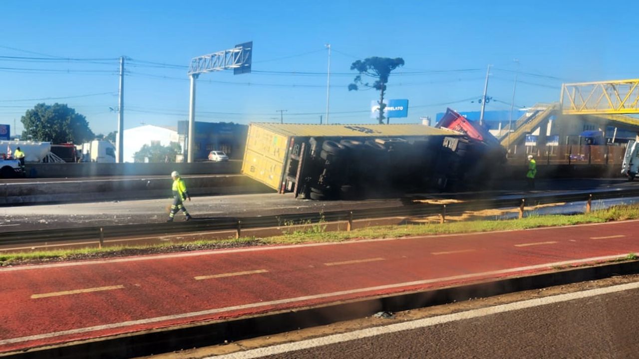 Caminhão com placas do Paraguai tomba no Trevo Cataratas e interrompe trânsito em Cascavel