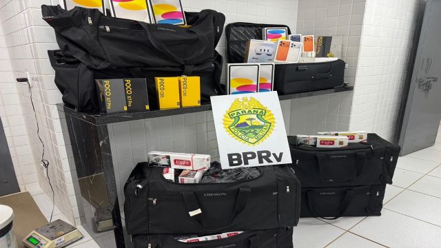 Imagem referente a notícia: Ônibus é interceptado na BR-369 e carga de cigarros e eletrônicos é apreendida em Corbélia