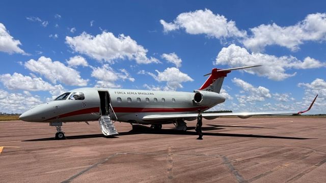 Avião chama atenção com sobrevoos repetidos em Cascavel; entenda o motivo