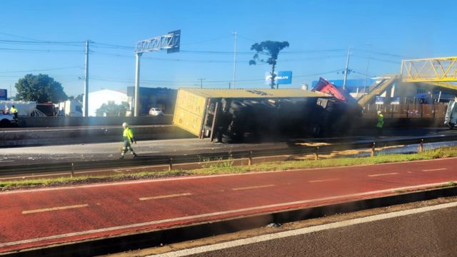 Imagem referente a notícia: Caminhão com placas do Paraguai tomba no Trevo Cataratas e interrompe trânsito em Cascavel