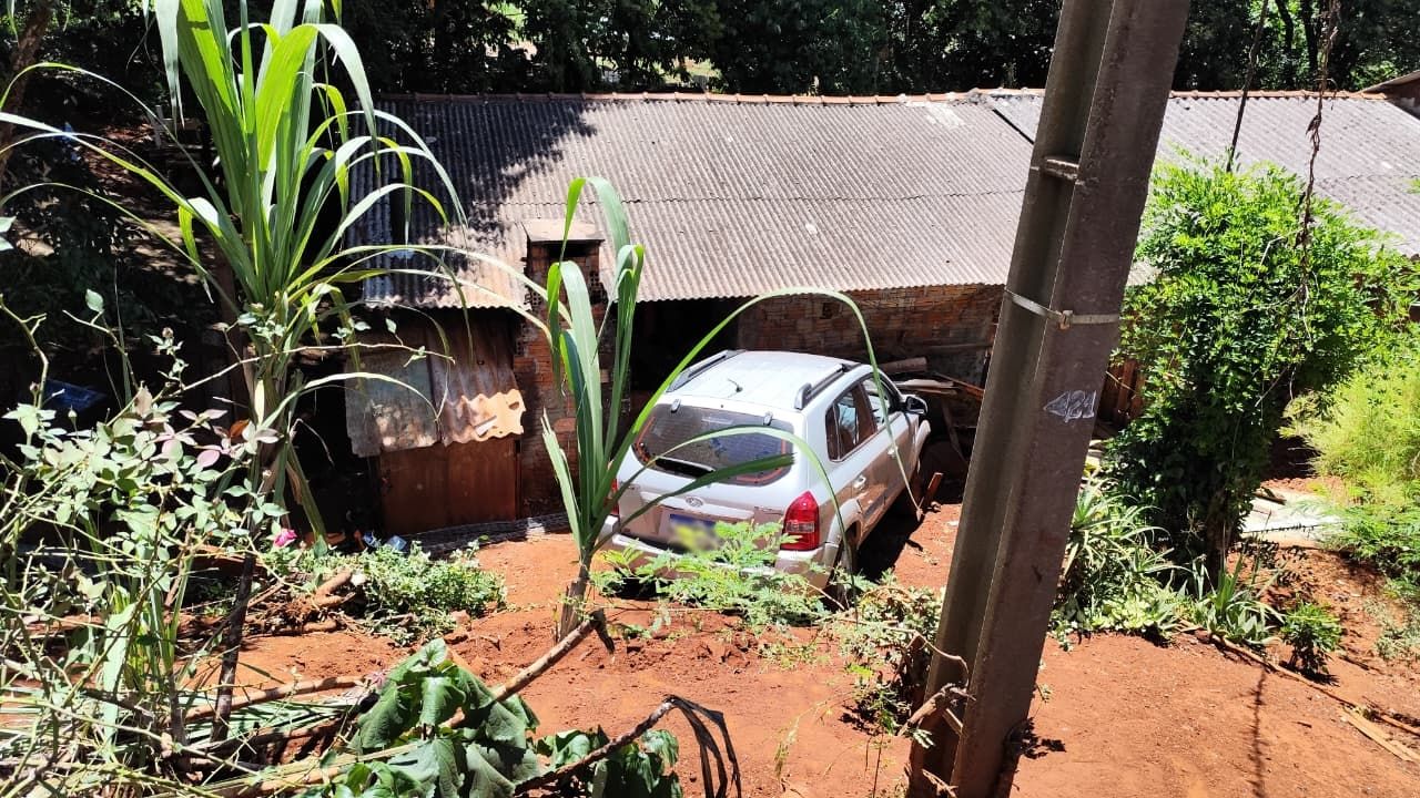Tucson desce barranco e atinge casa após colisão com Etios no Bairro Cancelli, em Cascavel