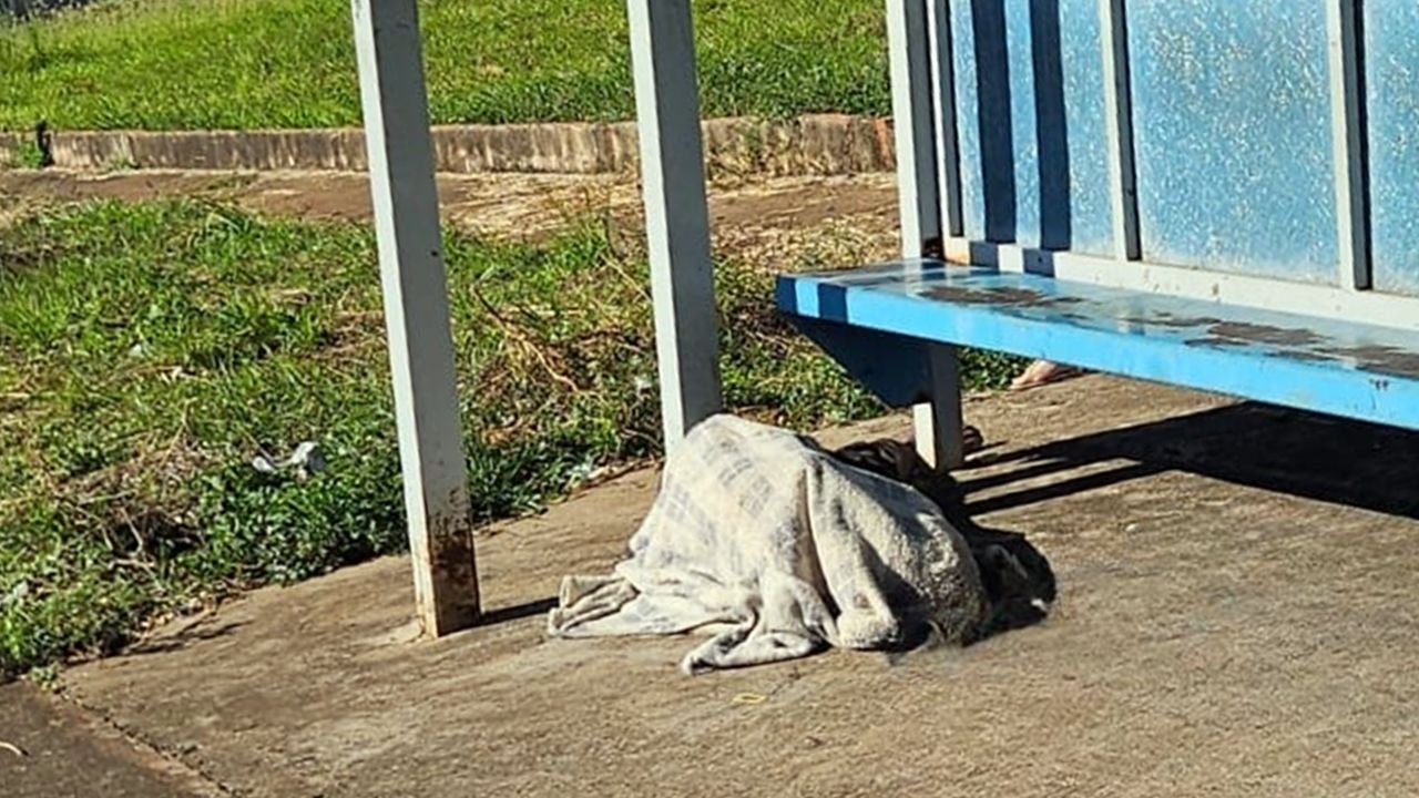 Homem é encontrado morto em ponto de ônibus no norte do Paraná