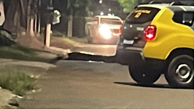 Imagem referente a notícia: Homem de 39 anos é morto a facadas em plena via pública no Jardim Clarito, em Cascavel