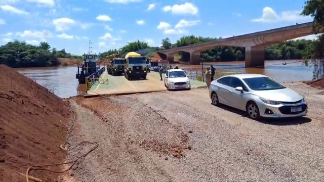 Imagem referente a notícia: PRF informa motoristas sobre o início da operação de balsa na BR-272, no Rio Piquiri