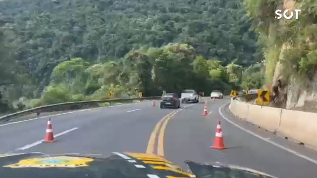 Desmoronamento interdita parcialmente a BR-277 em Guarapuava