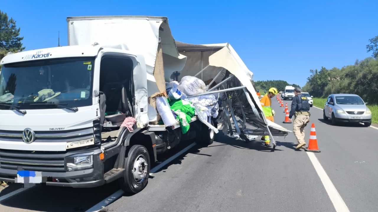 Caminhão atinge veículo de sinalização e causa congestionamento na BR-376 em Ponta Grossa