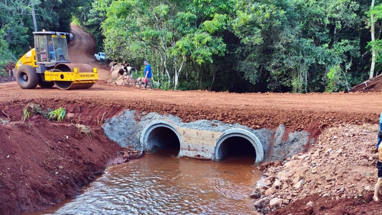 Secretaria de Agricultura de Corbélia conclui obra de ponte sobre o Rio Bonito