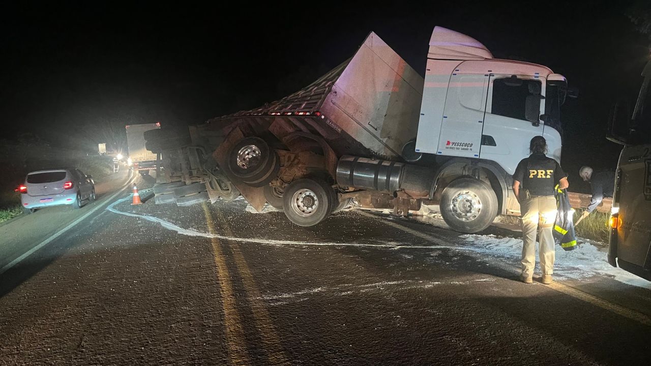 Bitrem com carga de farinha tomba na BR-369, em Corbélia