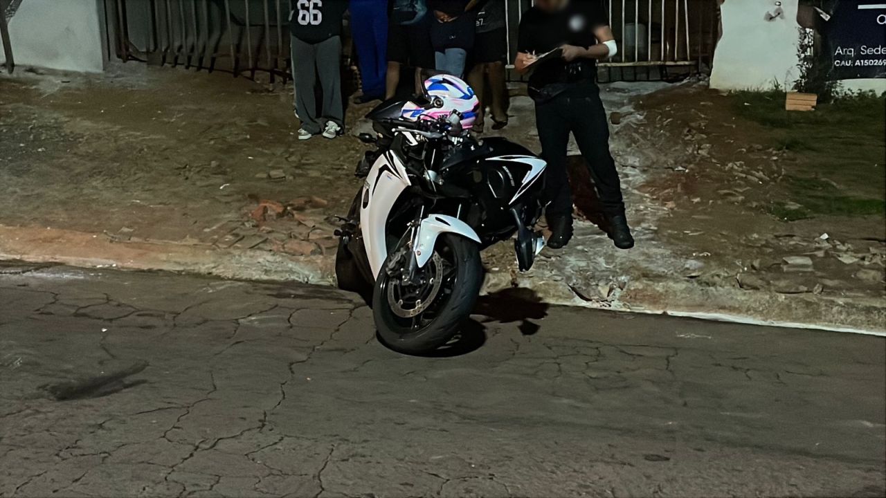 Motociclista e passageira ficam feridos após colisão com carro no Bairro Santa Felicidade, em Cascavel