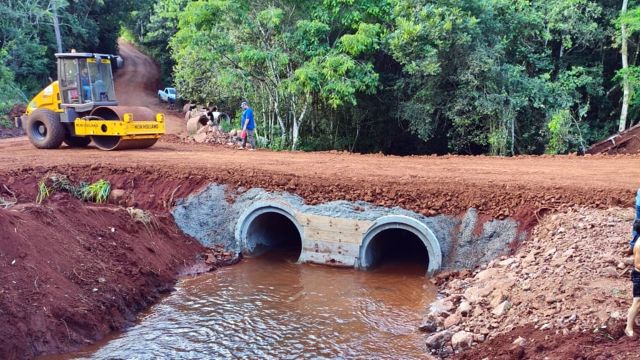 Imagem referente a notícia: Secretaria de Agricultura de Corbélia conclui obra de ponte sobre o Rio Bonito