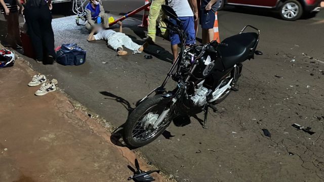 Imagem referente a notícia: Motociclista de 19 anos fica ferido após colisão com caminhonete no Jardim Clarito, em Cascavel