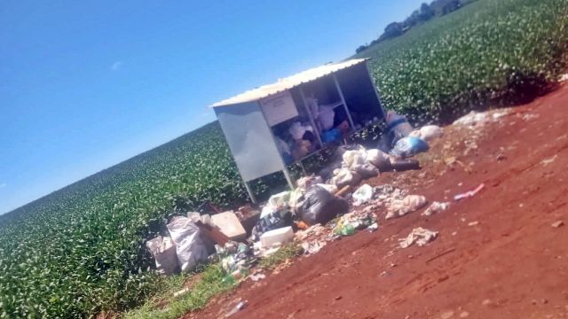 Imagem referente a notícia: Acúmulo de lixo gera reclamações no Assentamento Sepé Tiaraju, em Santa Tereza do Oeste