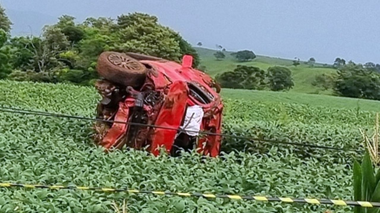 Jovem de 25 anos morre em grave acidente na PR-180 em Cascavel após veículo capotar e atingir poste de alta tensão