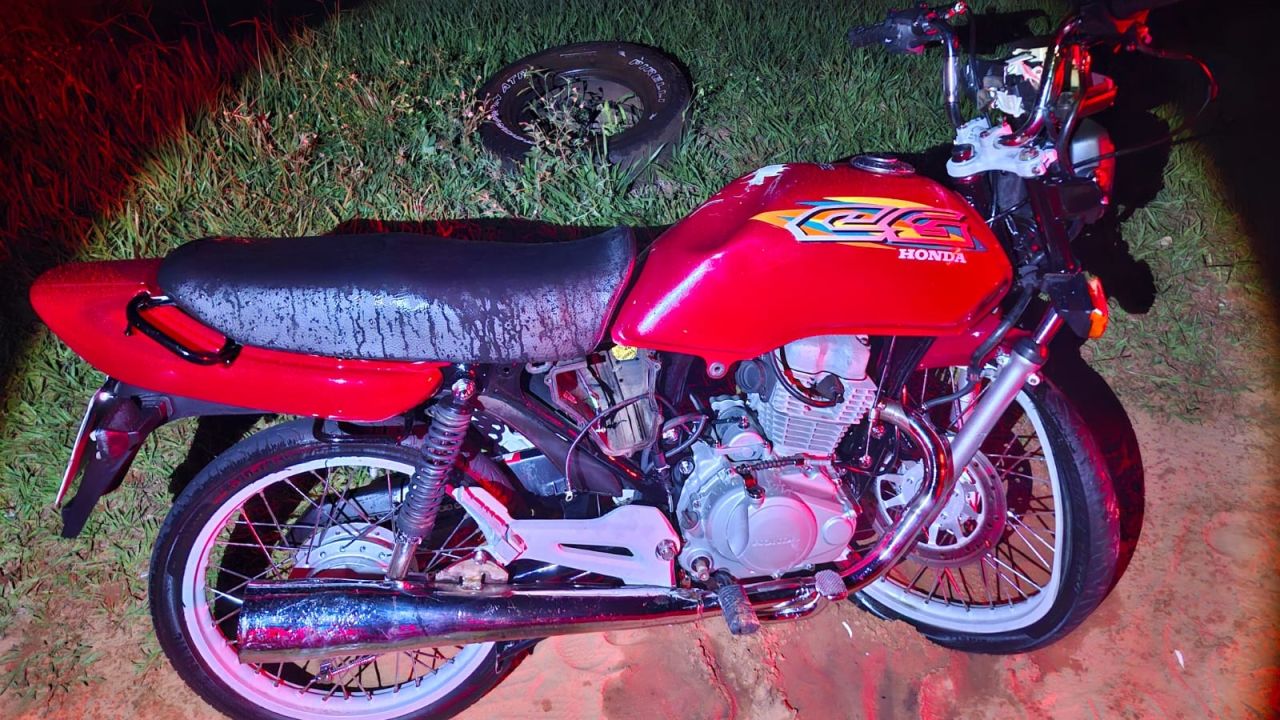 Colisão entre carro e moto deixa jovem ferido na PR-490, em Altônia