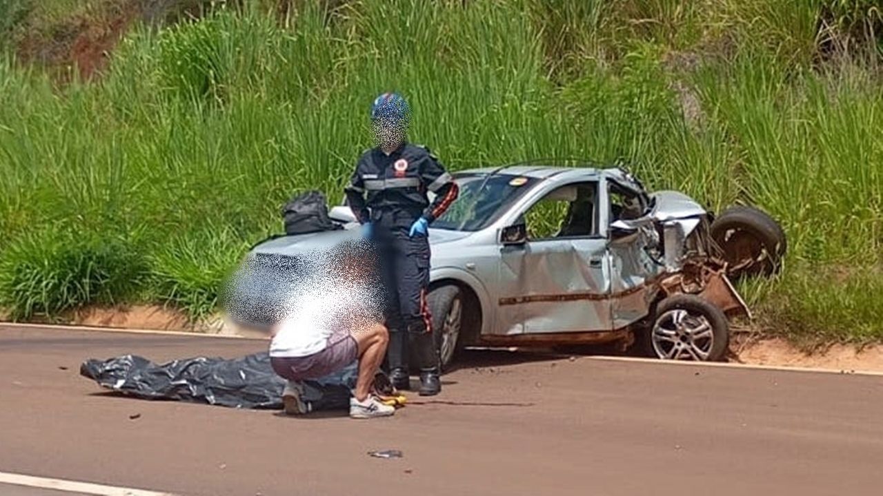 Colisão entre carro e carreta na PR-323 em Umuarama deixa adolescente morto e dois feridos