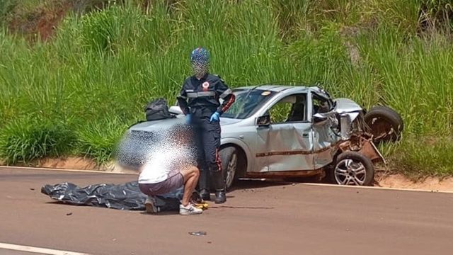 Colisão entre carro e carreta na PR-323 em Umuarama deixa adolescente morto e dois feridos