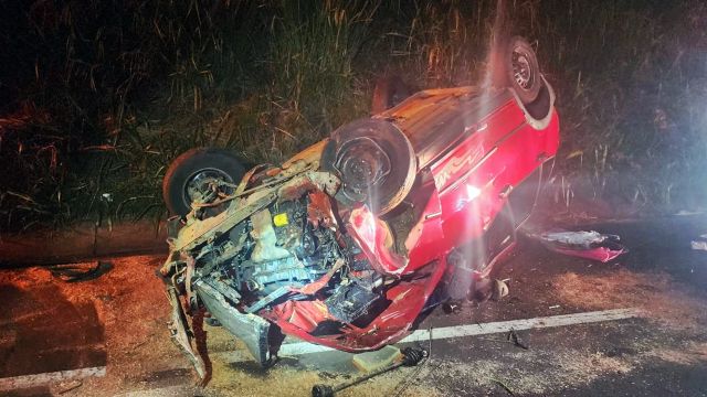 Capotamento com ejeção deixa motorista ferido na BR-376 em Apucarana