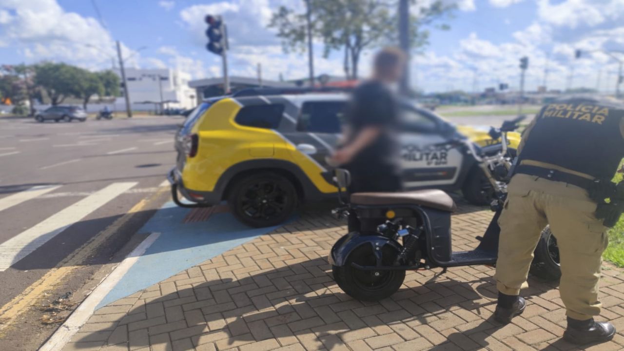 Menor é abordado em scooter irregular e veículo é recolhido em praça de Cascavel