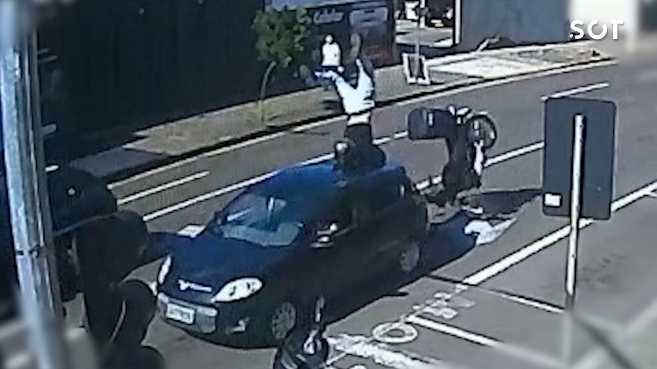 Motociclista fica ferido após colisão traseira no Centro de Cascavel