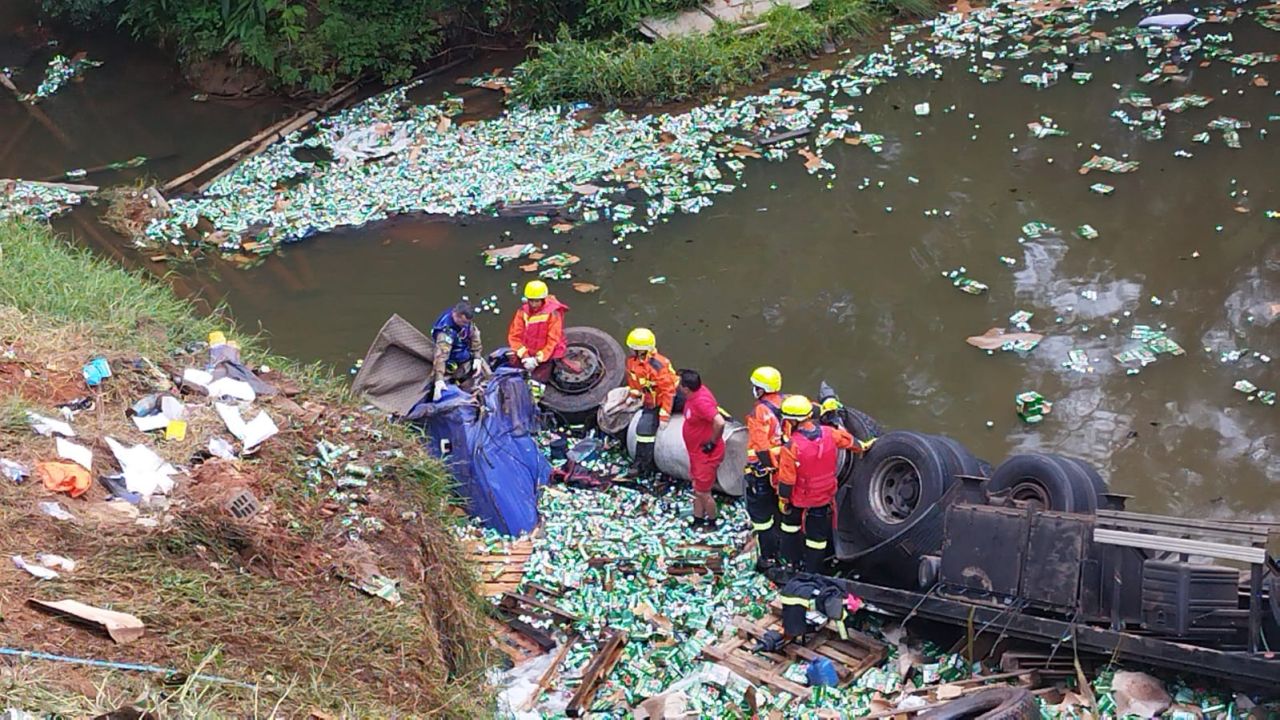 Caminhão com carga de cerveja cai em rio após sair da pista na BR-376 e motorista morre em Imbaú