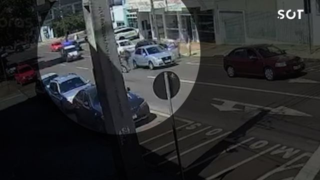 Imagem referente a notícia: Roubo à luz do dia em Cascavel: dupla rende motorista e leva carro com carga de perfumes