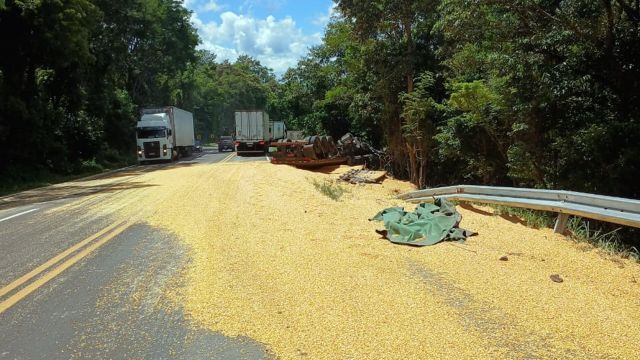 Imagem referente a notícia: Caminhão carregado de milho tomba na BR-277 e provoca interdição parcial entre Guaraniaçu e Nova Laranjeiras