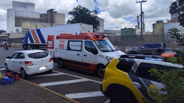Imagem referente a notícia: Colisão entre carro e moto deixa dois feridos no centro de Cascavel