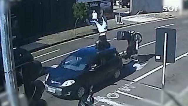 Imagem referente a notícia: Motociclista fica ferido após colisão traseira no Centro de Cascavel